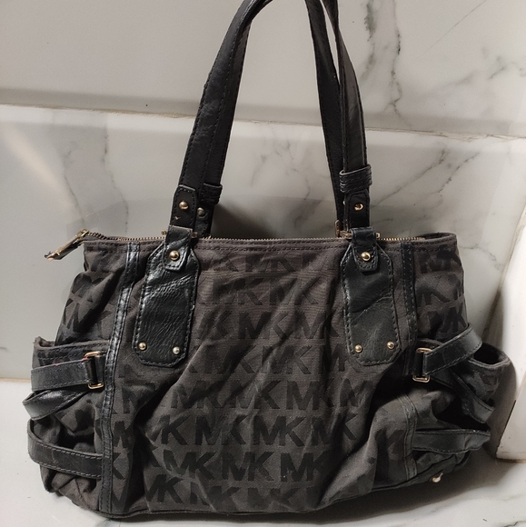 Michael Kors Gansevoort Shoulder Bag - Picture 2 of 4